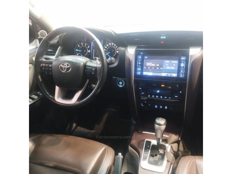 TOYOTA - HILUX SW4 - 2017/2017 - Branca - R$ 170.000,00
