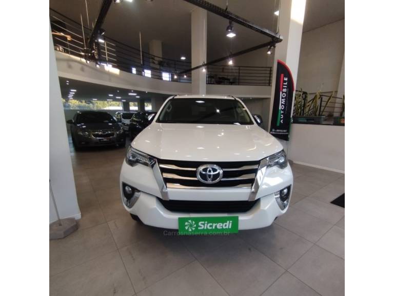 TOYOTA - HILUX SW4 - 2017/2017 - Branca - R$ 170.000,00