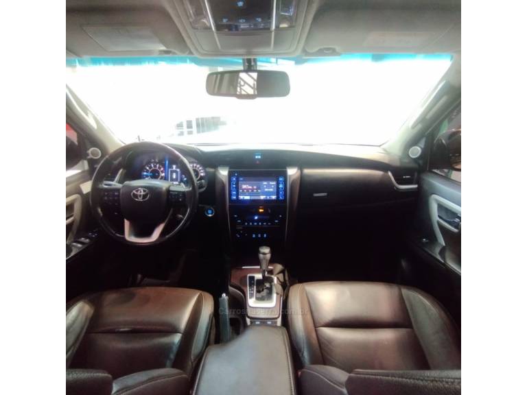 TOYOTA - HILUX SW4 - 2017/2017 - Branca - R$ 170.000,00