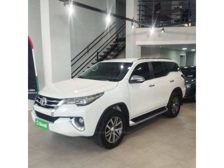 TOYOTA - HILUX SW4 - 2017/2017 - Branca - R$ 170.000,00