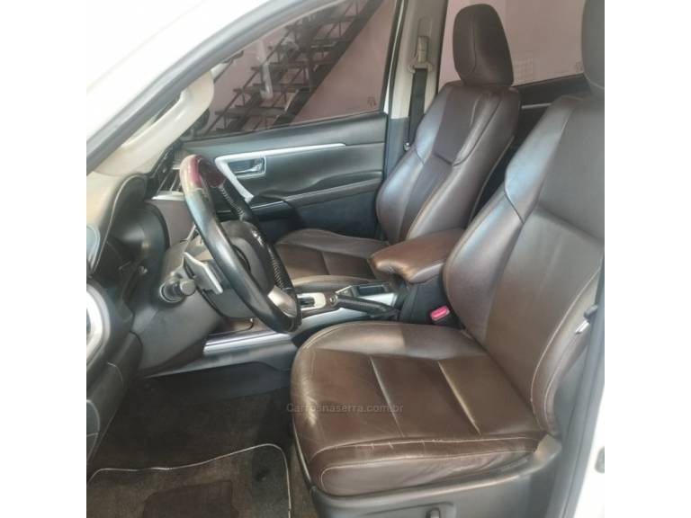 TOYOTA - HILUX SW4 - 2017/2017 - Branca - R$ 170.000,00