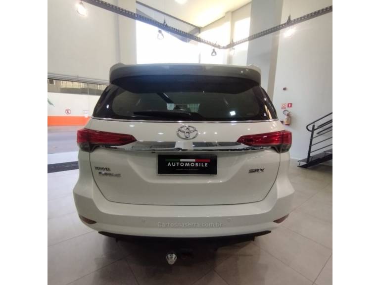 TOYOTA - HILUX SW4 - 2017/2017 - Branca - R$ 170.000,00