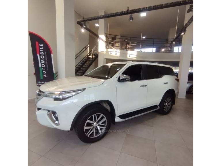 TOYOTA - HILUX SW4 - 2017/2017 - Branca - R$ 170.000,00