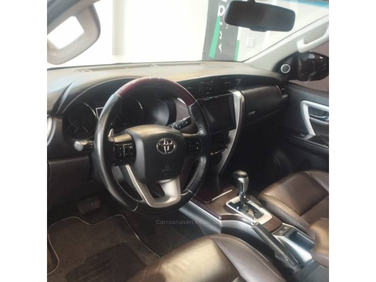 TOYOTA - HILUX SW4 - 2017/2017 - Branca - R$ 170.000,00
