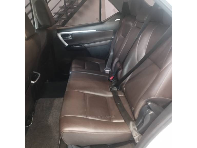 TOYOTA - HILUX SW4 - 2017/2017 - Branca - R$ 170.000,00